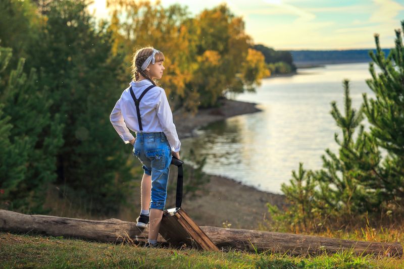 художник, девочка рисует, природа, река, осень, бабье лето, девочка, косички, река, лес Художникphoto preview