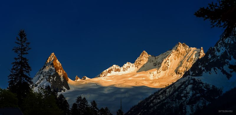 пик, инэ, пейзаж, ледник, снежный, закат, восход, снежный, шапка, джугутурлучат, закат, гора, горный, домбай, карачаево-черкессия, альпинизм, горнолыжный, тур, поездка, путешествие, туризм, Пик Инэ, гора и ледник Джугутурлучат на закате. Домбай. Карачаево-Черкессия фото превью