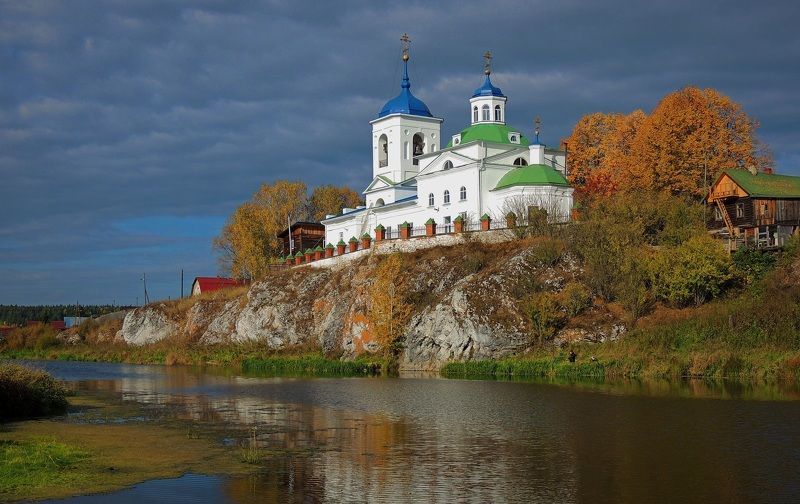 село слобода,георгиевский храм,средний урал,река чусовая, скала слободской камень Осень на Слободском...photo preview