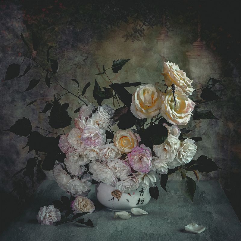 Розы и стрекозаphoto preview