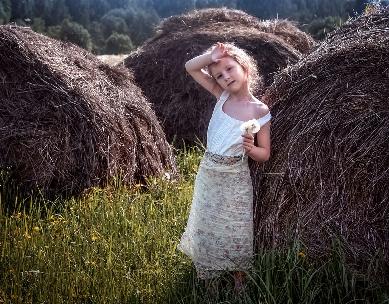 сено, стог, лето, устала Селянкаphoto preview