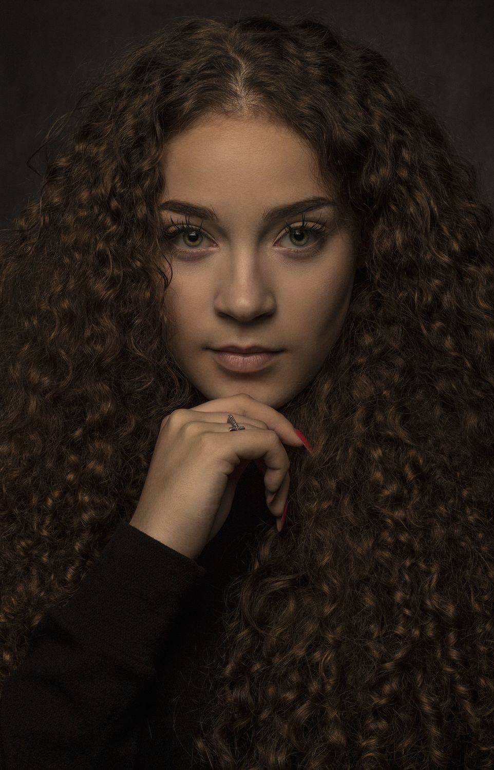 портрет, девушка,она,,лицо,поза,стиль,волосы,кудри,фото,фотосессия,студия, Замятин Александр