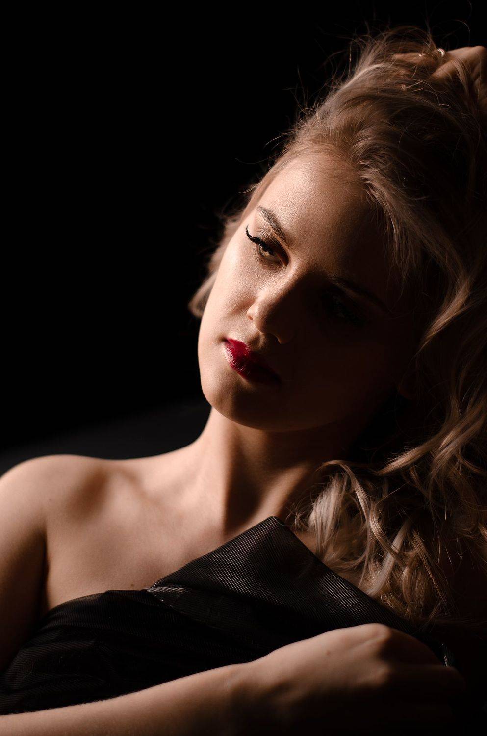 Gift. Автор: Шевченко Наталья erotic erotica eroticart girl seminude sexygirl womanmodel indoornude nudereference, Шевченко Наталья