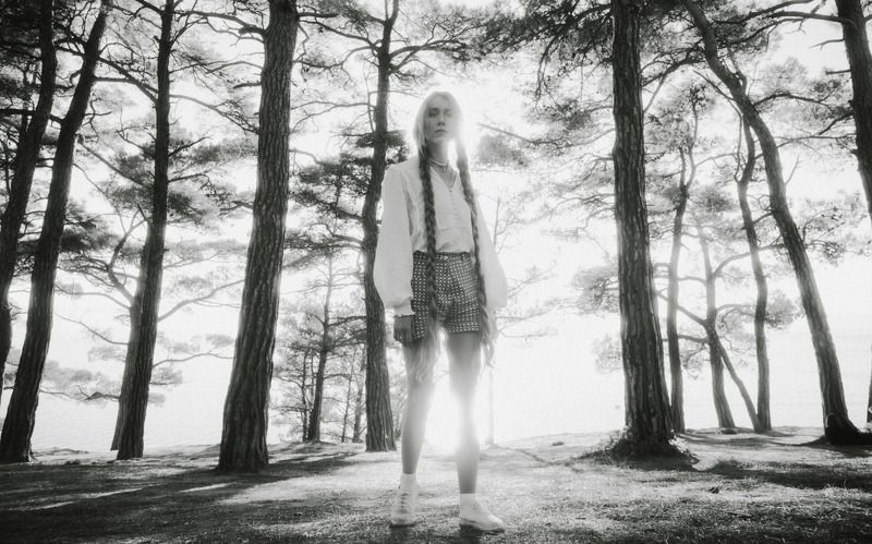 портрет, девушка, лес, берег, чб  фото превью