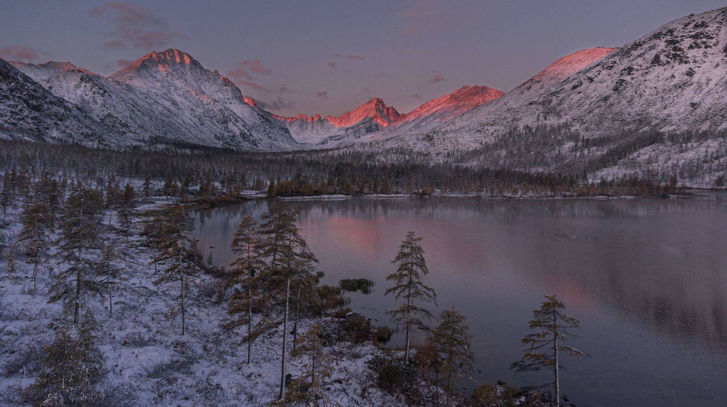 Пламенеет первый снег. Автор: Вощан Ольга пейзаж, осень, озеро, озеро Джека Лондона, природа, горы, лес, Россия, природа России, nature, landscape, lake, Russia, autumn, снег, рассвет, восход, snow, dawn, Вощан Ольга