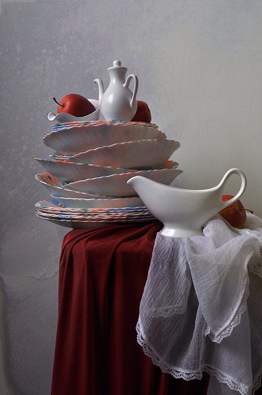 с белой соусницей и красными яблокамиphoto preview