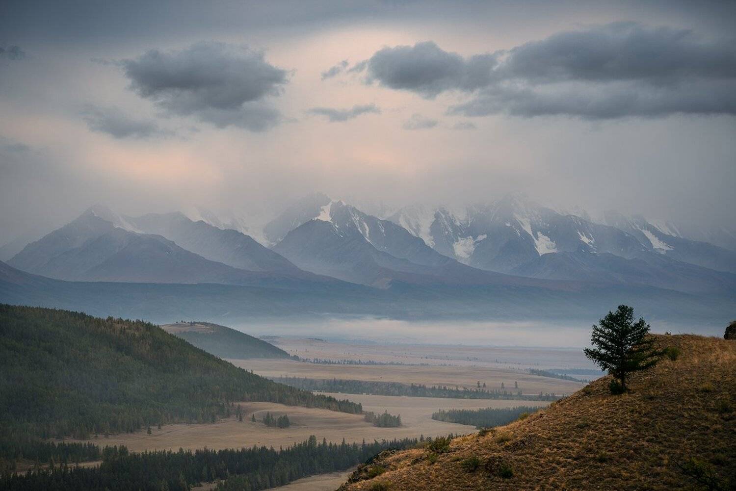 Непогода. Автор: Дмитрий Антипов Алтай, Большой, Высокий, Горы, Красивая, Курайская степь, Непогода, Облака, Пейзаж, Природа, Северо-чуйский, Сибирь, Степь, Туман, Утро, Дмитрий Антипов