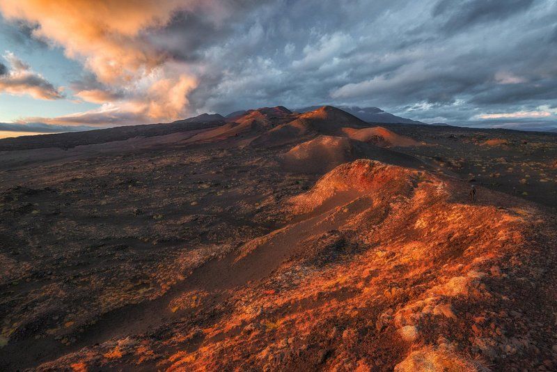 Вулканический шлак в закатном свете.photo preview