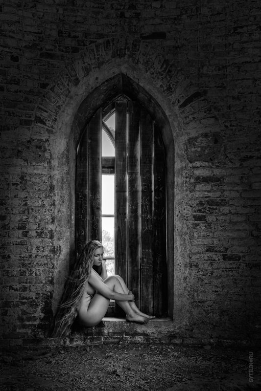 башня, заточение, окно, крепость, старинный, кирпичный, интерьер, девушка, обнаженная, грустная, златовласка, рапунцель, ставни, заколоченный, сидя, Обнаженная у окнаphoto preview