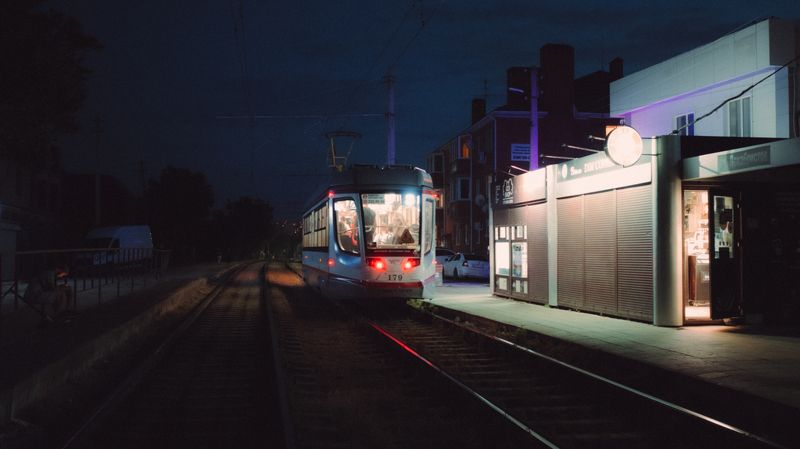 трамвай, ночь, остановка  фото превью