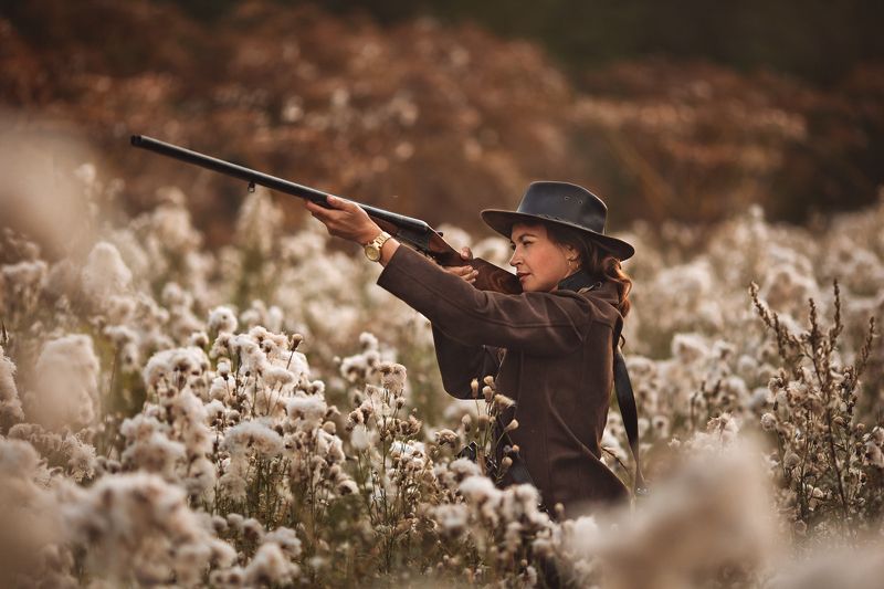 женский портрет охотница лето ружье Охотницаphoto preview