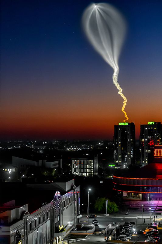 космос, запуск, медуза, ракета, МКС, город, ночь, пейзаж, топливо, свечение, ракетоноситель, вечер, закат, звезды, дома Медуза над городомphoto preview