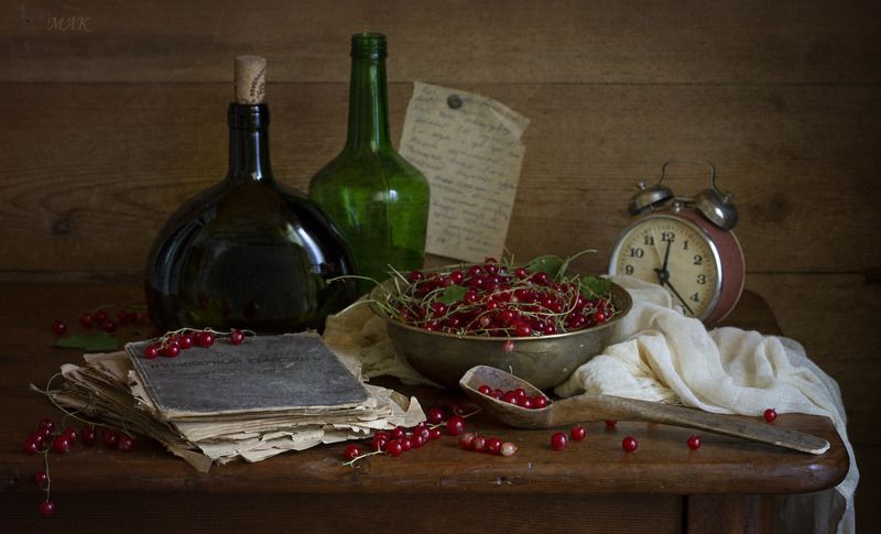 красная смородина, бутыль, книга, ложка, будильник Старый рецептphoto preview