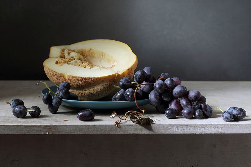 натюрморт, виноград, дыня Желтая дыня, синий виноградphoto preview