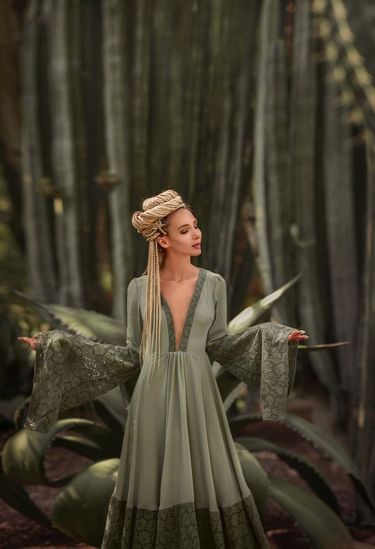 портрет, девушка, кактус, зеленый  женщина-кактусphoto preview