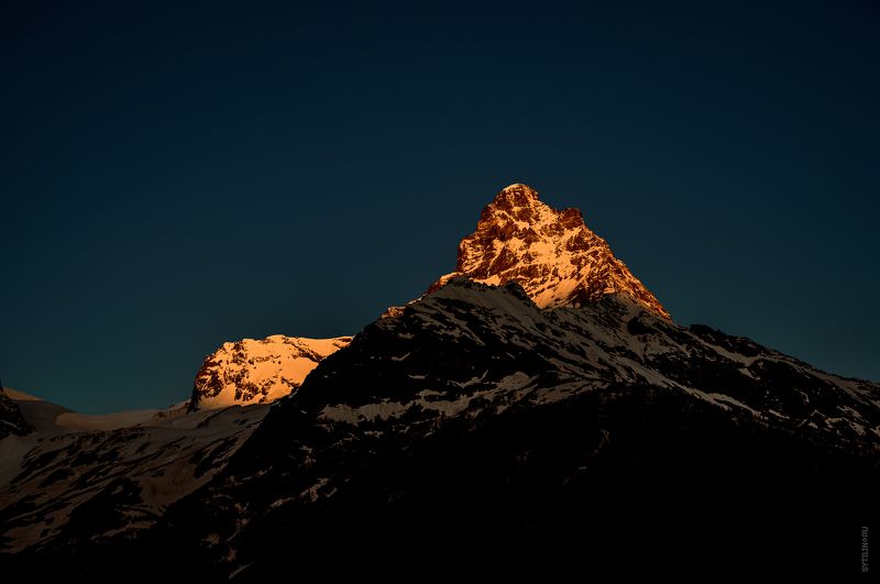 пейзаж, ледник, снежный, закат, восход, снежный, шапка, белалакая, закат, гора, горный, домбай, карачаево-черкессия, альпинизм, горнолыжный, тур, поездка, путешествие, туризм, , Гора Белалакая на закате. Карачаево-Черкесия. Северный Кавказ, Домбай, Россия фото превью