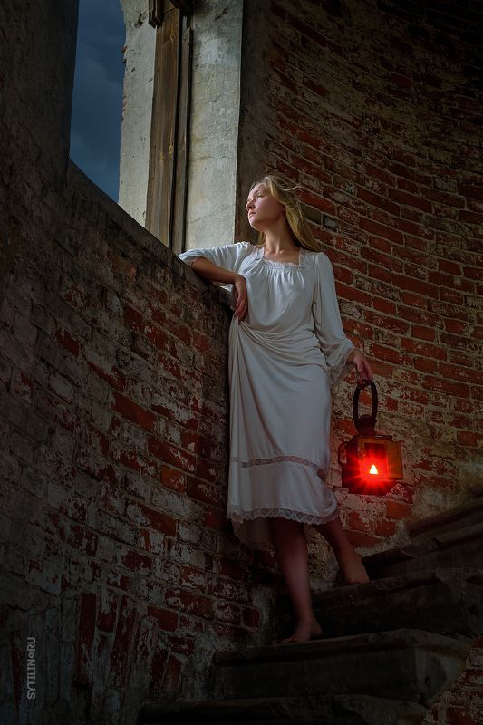 девушка, женщина, молодая, ночнушка, ночная рубашка, сорочка, свет, замок, фонарь, лампа, лестница, винтовая, башня, стоять, окно, спускаться, окно, взгляд, вглядываться, темный, мрачный, одинокий, заточение, златовласка, длинные волосы, белый, кирпичный, Затишье перед бурейphoto preview