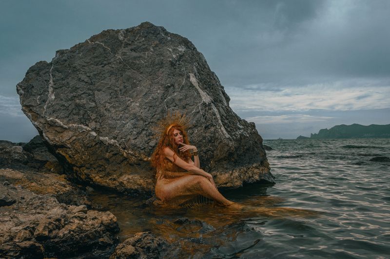 Рыжеволосая девушка, морской берег, сказочный образ Золотая рыбкаphoto preview