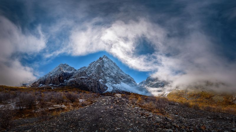 Мидаграбинское ущелье, Кавказ, Северная Осетия, Россия, туризм, путешествие, горы, облако, солнце, солнечный, треккинг лес осень пейзаж экскурсия небо яркий алания снег снежный вершина скалы туман, Мидаграбинское ущелье. Кавказ. Северная Осетия фото превью