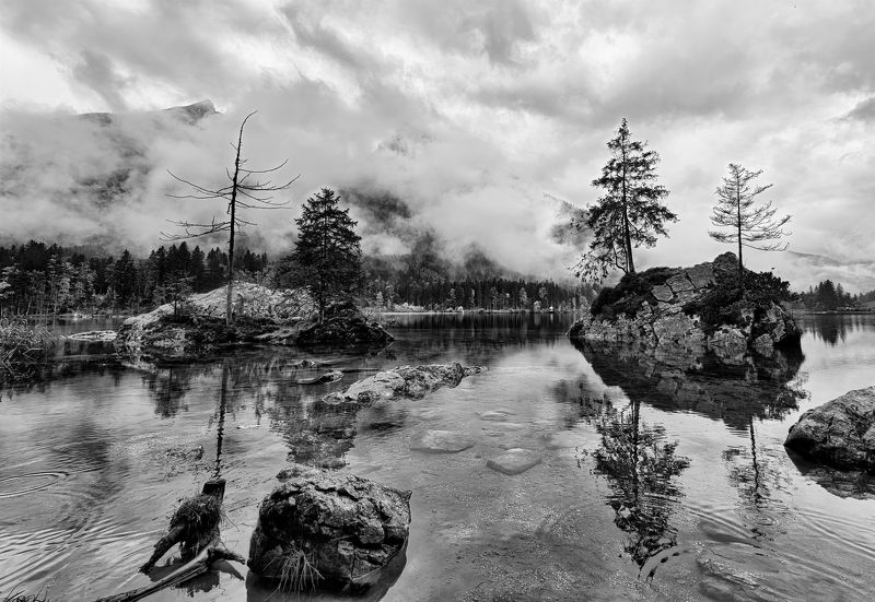 Озеро у подножия альпphoto preview