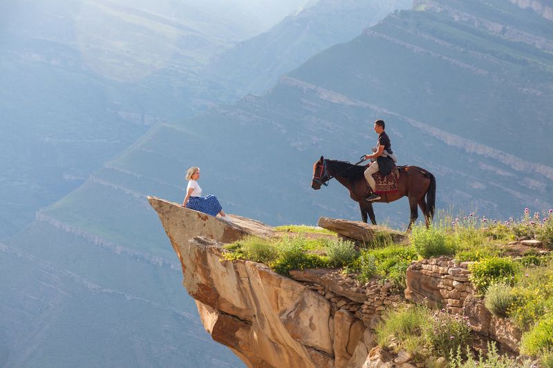 Девушка и горецphoto preview