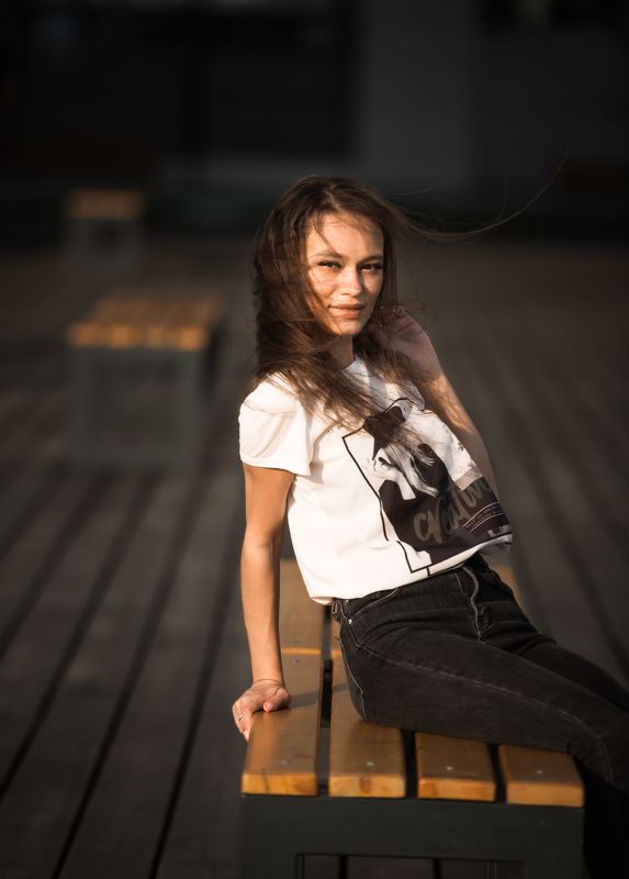 девушка на скамейке Онаphoto preview