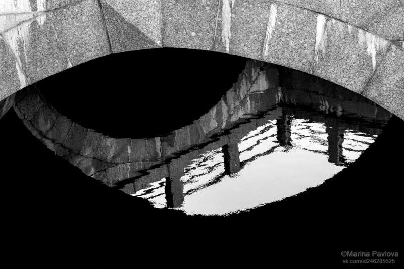 чёрно-белое фото,чб фото,монохром, абстракция, акваабстракция, акваабстракция, отражение на воде, парейдолия, город, санкт-петербург, михайловский замок, трёхчастный мост, мистический петербург, всевидящее око города, nikon Всевидящее око города. Мистический Петербургphoto preview