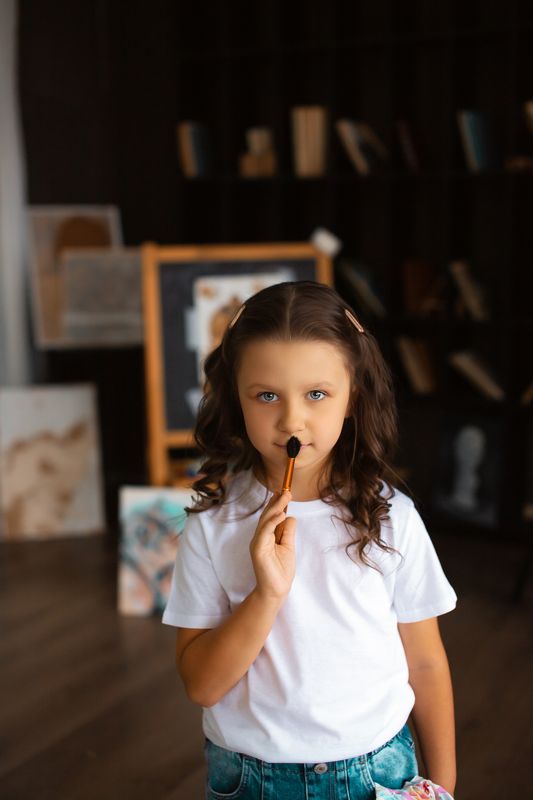 Маленькая художницаphoto preview