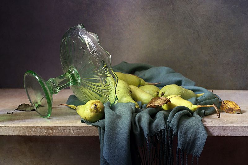 натюрморт, зеленый цвет, груши, зеленое стекло Опрокинулась...photo preview