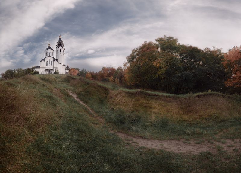 Храм в обьятиях осени..photo preview