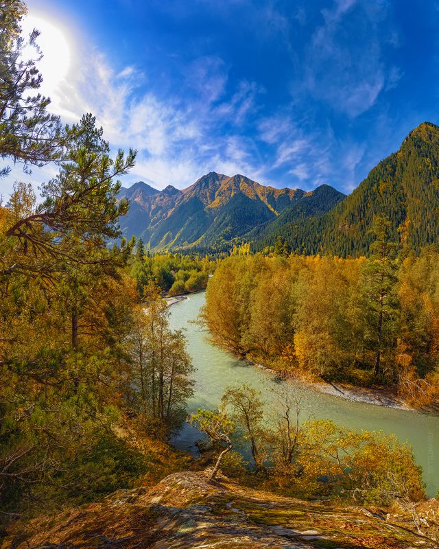 кавказ, архыз, карачаево-черкессия, тебердинский заказник, природа, горы, река, горный, пейзаж, осень, вид, достопримечательность, солнце, солнечный, облака, заповедник, лес, сосны, ели, кизгыч Вид на речку Кирзыч в Тебердинском заказнике. Поселок Архыз. Карачаево-Черкессия. фото превью
