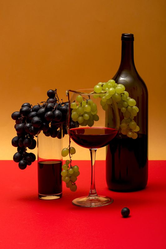 Натюрморт с виноградом и виномphoto preview
