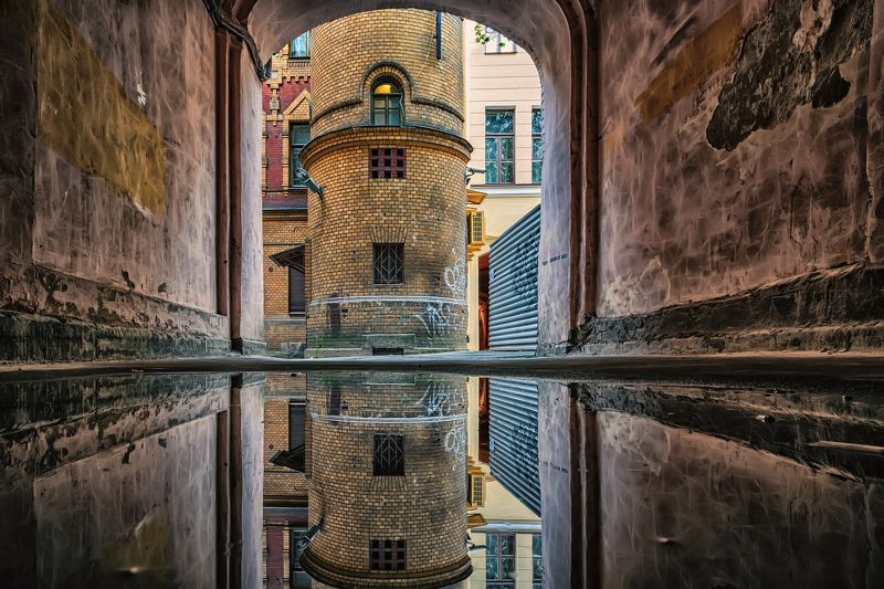 город, двор, лужа, отражение Во двореphoto preview