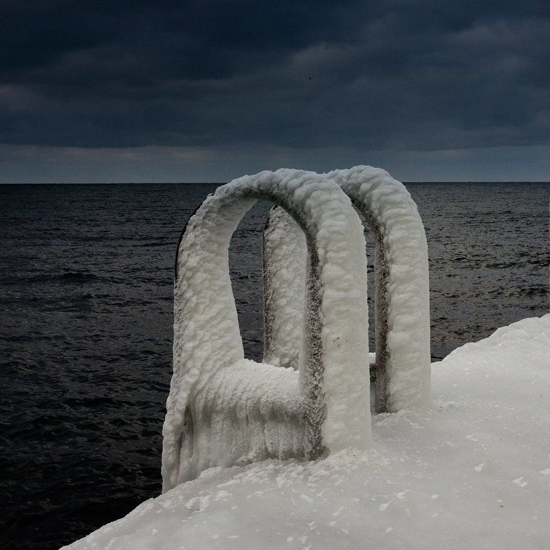 Черное море и белый ледphoto preview