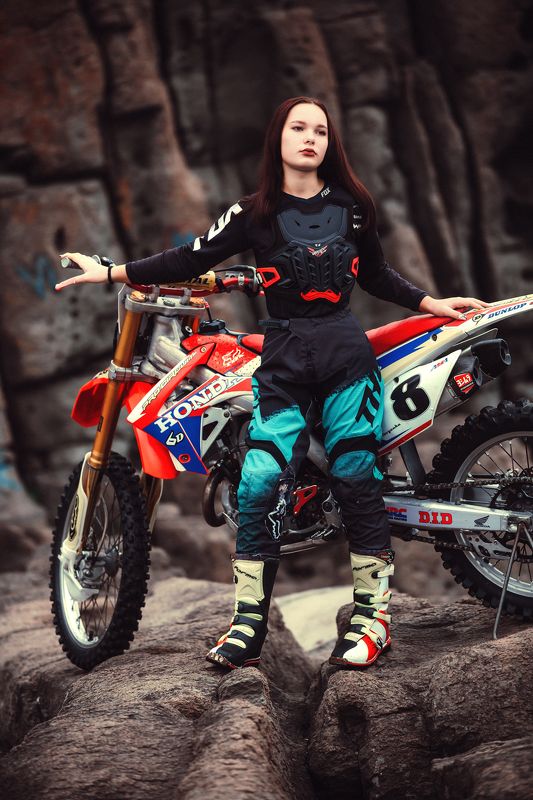 девушка, мотокросс, море, скалы ***photo preview