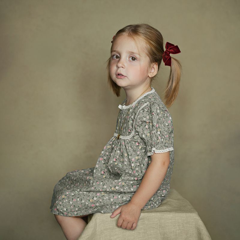 портрет девочки Девочка на стулеphoto preview