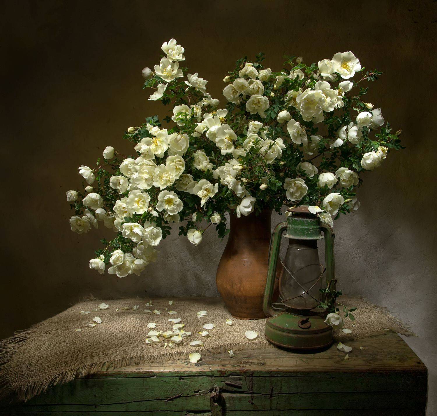 С керосинкой.... Автор: Феденкова Татьяна натюрморт, шиповник, шиповник белый, Феденкова Татьяна