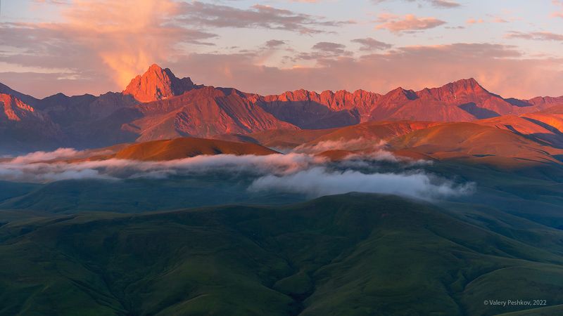 рассвет, утро в горах, пастбища, пастбищные хребты, кабардино-балкария, центральный кавказ Утро крупным планом фото превью