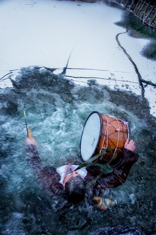 йордановден, богоявление, мъжко ледено хоро, българия, калофер Горячая сердца мужчина танцует в ледяной рекеphoto preview