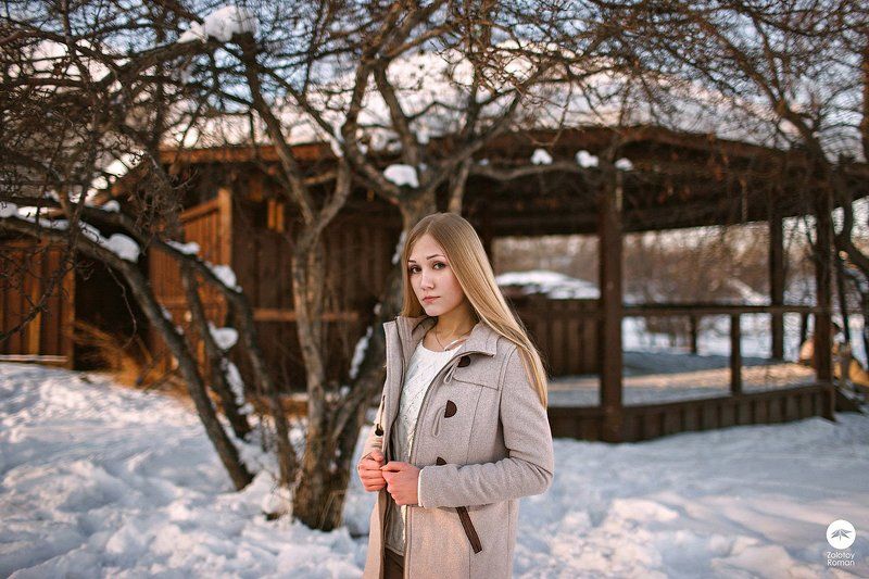 35L, Bokeh, Боке, Ветви, Взгляд, Девушка, Дерево, Дневной, Домик, Зима, Кремовый, Свет, Теплый, Теплый день, Холод, Цвет Холодный взгляд фото превью