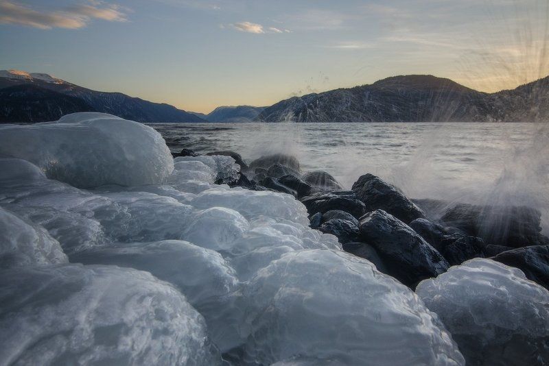 алтай, Алтайский заповедник, Телецкое озеро Льды и волны Телецкого озера.photo preview