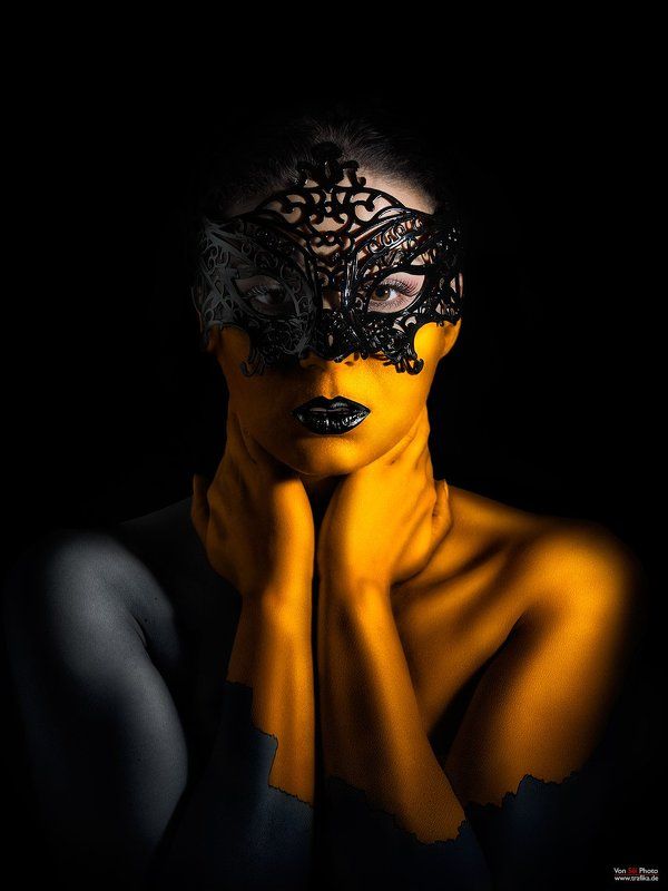 Girl, gold, mask, black, hustler Politicophoto preview