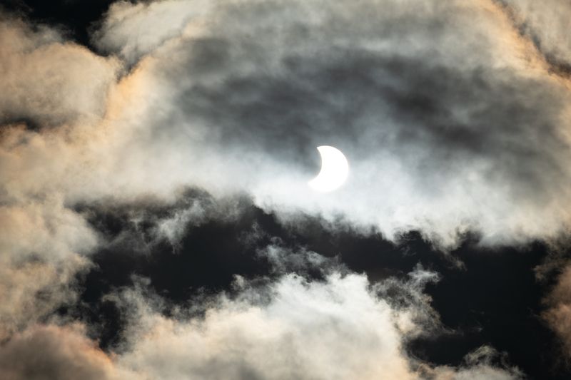 затмение, облака Облачно-солнечное затмениеphoto preview