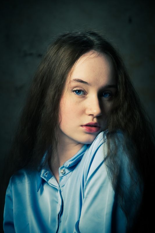 портрет, глаза, юность В голубомphoto preview