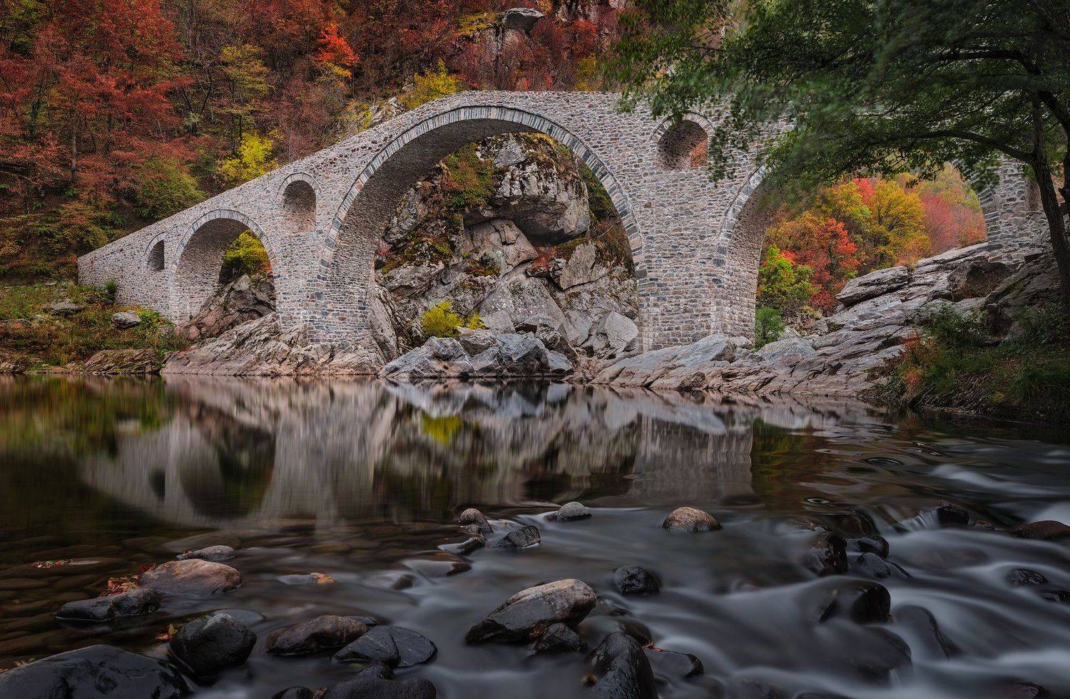 горы, вечер, озеро, река, болгария, осень, деревья, листва, цвета, мост, камни, пестрый, autumn, fall, colors, colours, bulgaria, bridge, forest, trees, river, lake, Эрнест Вахеди