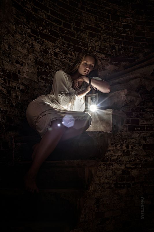 девушка, ночнушка, сорочка, башня, фонарь, лампа, грусть, лестница, замок,  photo preview