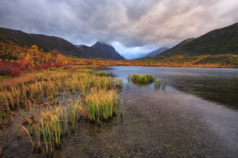 2018, россия, магаданская область, колыма, осень, сентябрь, озеро, вода, деревья, горы, краски, трава, отражение Осень на Невидимкеphoto preview