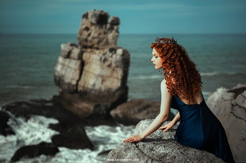 sea, ocean, waves, blue, princess, queen, crown, rocks, mood, ginger, red head, woman, wind, feel, lonely, Assol, red wings The Seaphoto preview