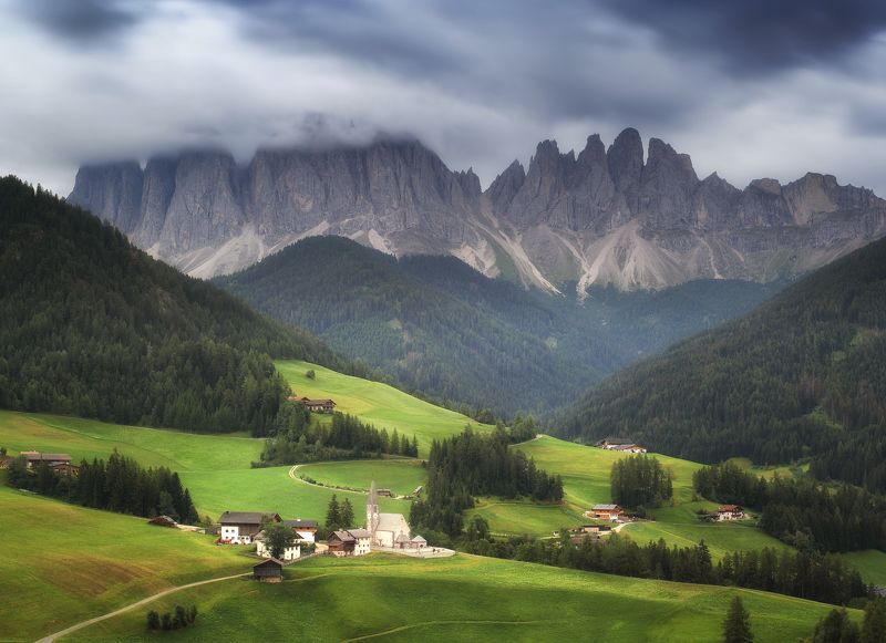 Santa Maddalena, Geisler, Dolomites, горы, утро, лето, панорама, Италия Пасмурная Santa Maddalenaphoto preview