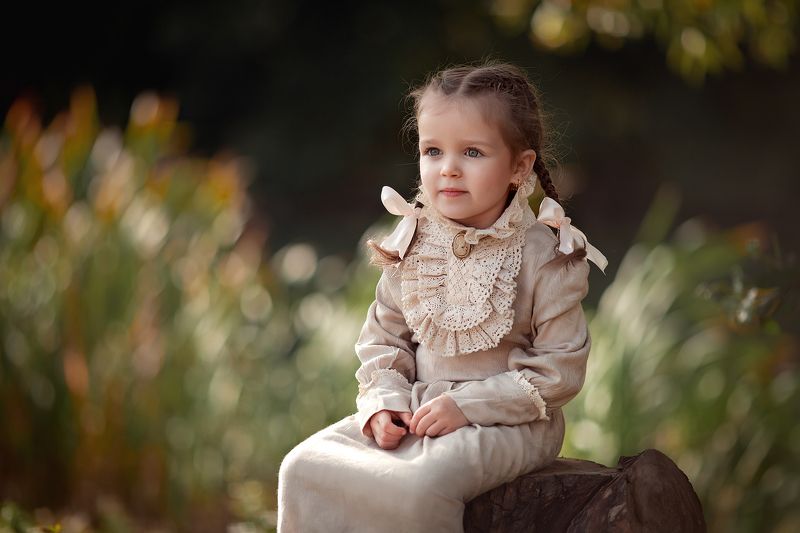 дети, ребенок, детский портрет, семейная съемка, семейный портрет, девочка, лето, на природе, на пенькеphoto preview